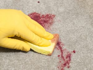 Cómo limpiar manchas de vino de la alfombra